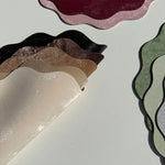 serviettes table moderne gris vert marron beige rose texture grunge élégant assiettes fourchettes tasses
