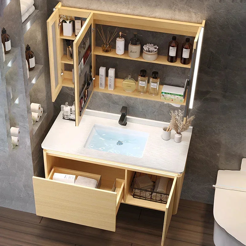 Intérieur de l'armoire de salle de bain montrant l'espace de rangement