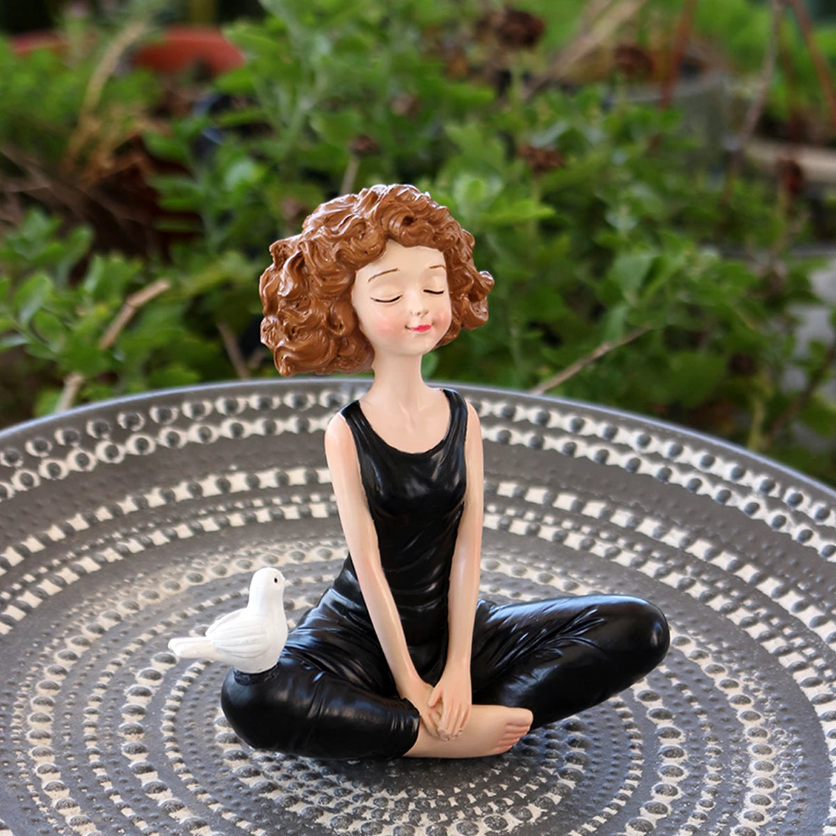 statue femme méditation yoga zen décoration intérieure jardin fleurs papillons textures naturelles ornement