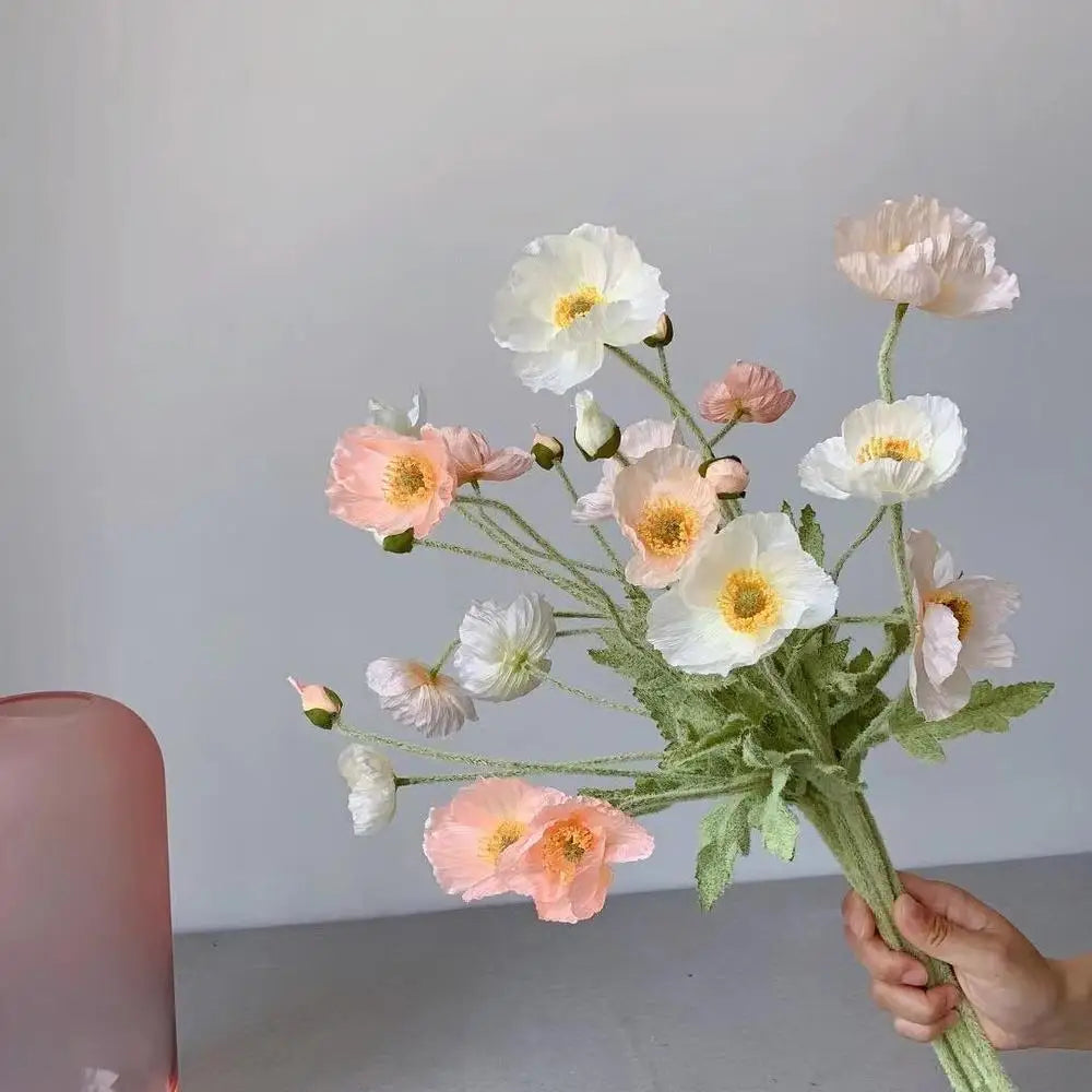 décoration intérieure bouquets artificiels fleurs blanches roses bleus minimalistes