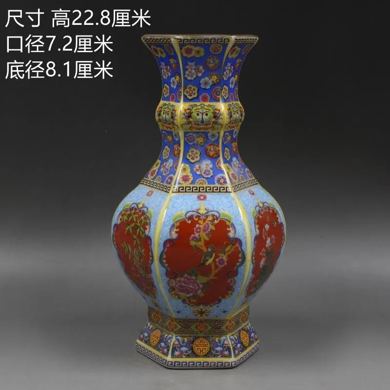 Vase orné de motifs colorés et de symboles traditionnels chinois, offrant une magnifique décoration.