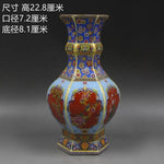 Vase orné de motifs colorés et de symboles traditionnels chinois, offrant une magnifique décoration.