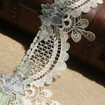 ruban dentelle fleurs roses feuilles vertes classique romantique blanc rose clair vert pastel