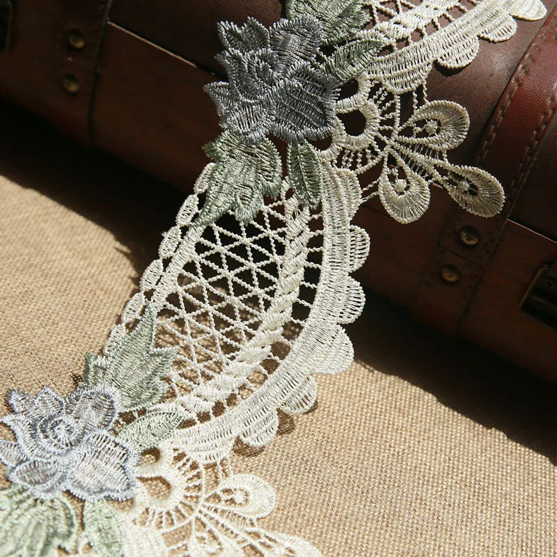 ruban dentelle fleurs roses feuilles vertes classique romantique blanc rose clair vert pastel