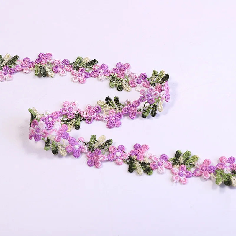 ruban decoratif brode fleurs motifs floraux couleur rouge rose vert blanc jaune solvable eau