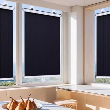 Store roulant rétractable noir installé sur une fenêtre de bureau