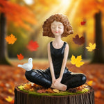 statue femme méditation yoga zen décoration intérieure jardin fleurs papillons textures naturelles ornement
