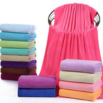Serviette de bain microfibre bleue pliée pour décoration salle de bain