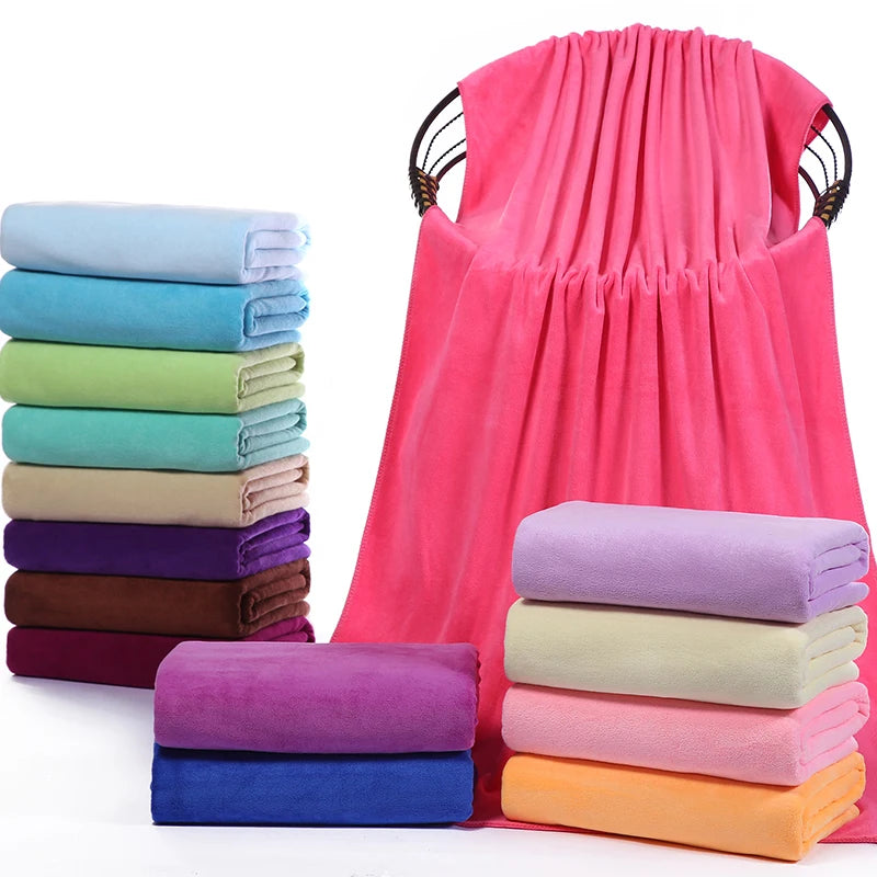 Serviette de bain microfibre bleue pliée pour décoration salle de bain