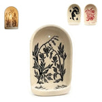 supports muraux décoratifs motifs floraux étoiles couleurs crème rouge noir savons bougies