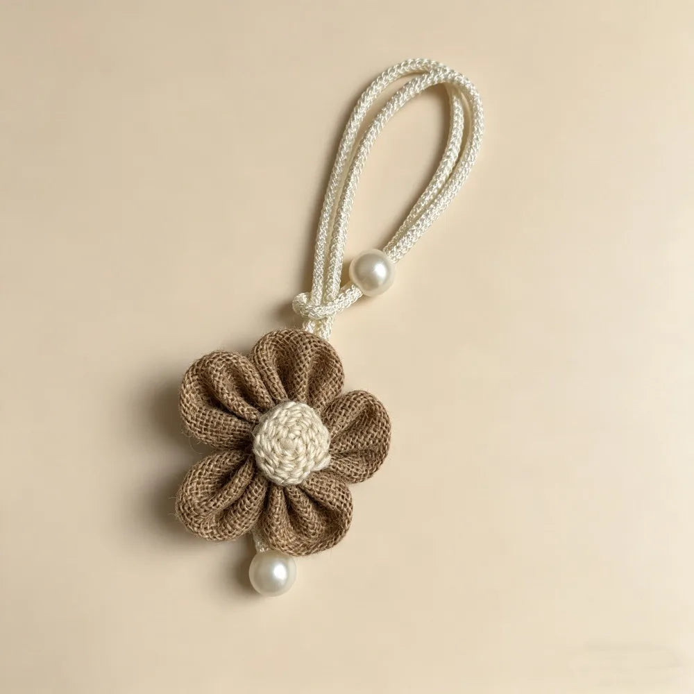 accessoire fenêtre fleurs crochet tissu texturé clips beige marron clair decoratif artisanal