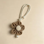 accessoire fenêtre fleurs crochet tissu texturé clips beige marron clair decoratif artisanal