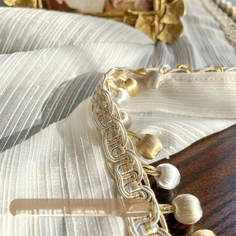 rideau beige clair rayures fines translucide classique rubans dorés pompons chambre salon