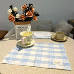 serviettes table tissu blanc bleu rayures modernes classiques décoration table maison