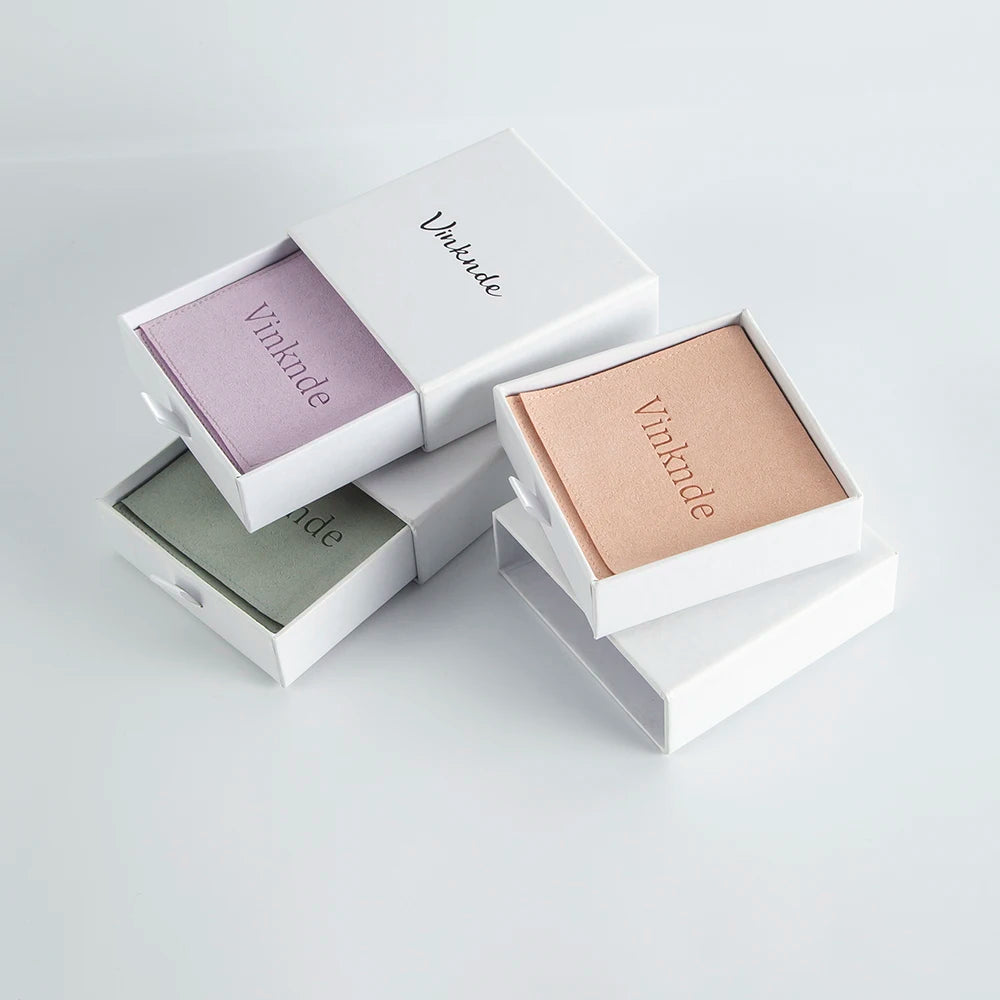 Boîte à bijoux personnalisable blanche avec logo et pochettes en microfibre suédée