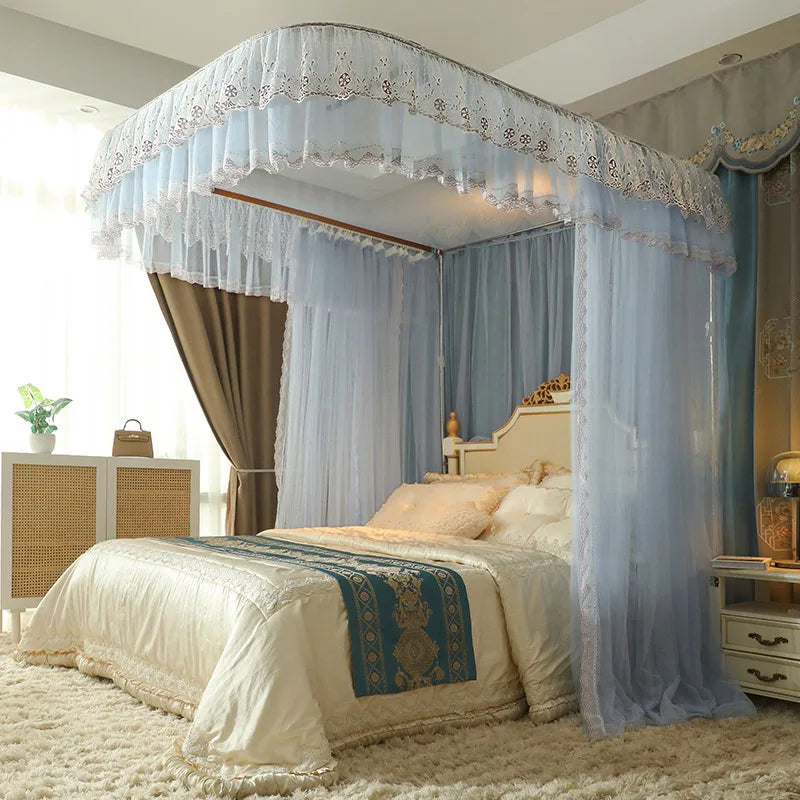 Cette luxueuse chambre à coucher arbore un lit à baldaquin orné de rideaux en dentelle et de riches textiles, créant une atmosphère feutrée et élégante.