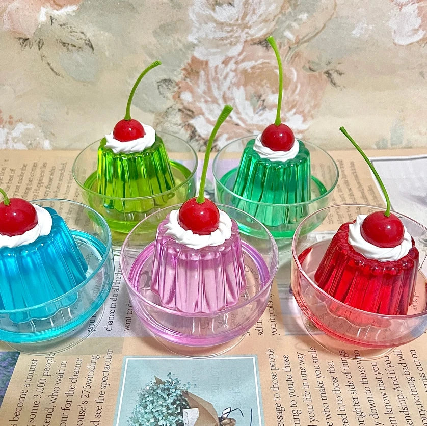 décoration anniversaire pots gel coloré crème fouettée cerises verre vintage transparent rose