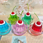 décoration anniversaire pots gel coloré crème fouettée cerises verre vintage transparent rose