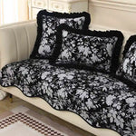 Ensemble de literie noir et blanc orné de motifs floraux élégants, créant un style raffiné et élégant dans cette pièce accueillante.