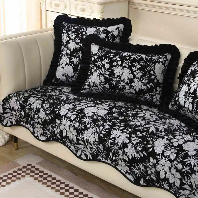 Ensemble de literie noir et blanc orné de motifs floraux élégants, créant un style raffiné et élégant dans cette pièce accueillante.