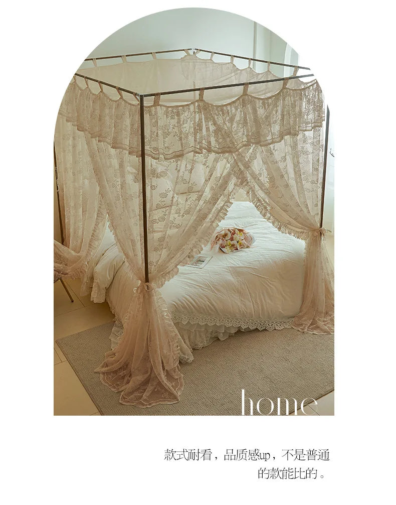 Intérieur vintage et romantique d'une chambre avec un lit à baldaquin orné de rideaux en dentelle.