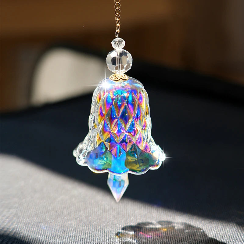 pendule cloche transparente reflets arc ciel motifs géométriques chaîne métallique artisanal décorationintérieur sophistication designfacetté