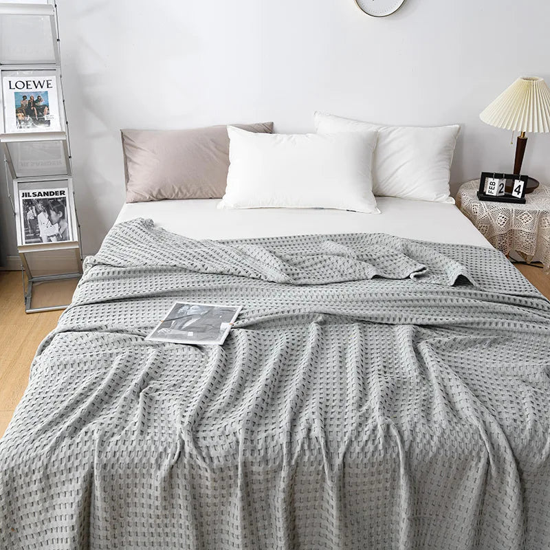 Jeté de lit en coton gaufré à carreaux japonais rose dans une chambre décorée