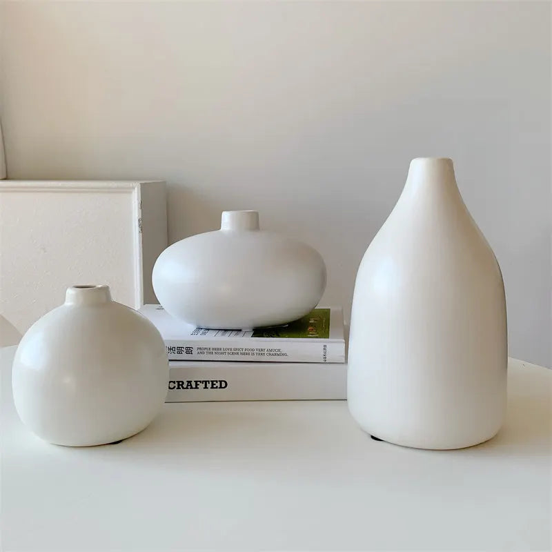 vase céramique blanc moderne minimaliste fleurs artificielles livres décoration intérieure zen