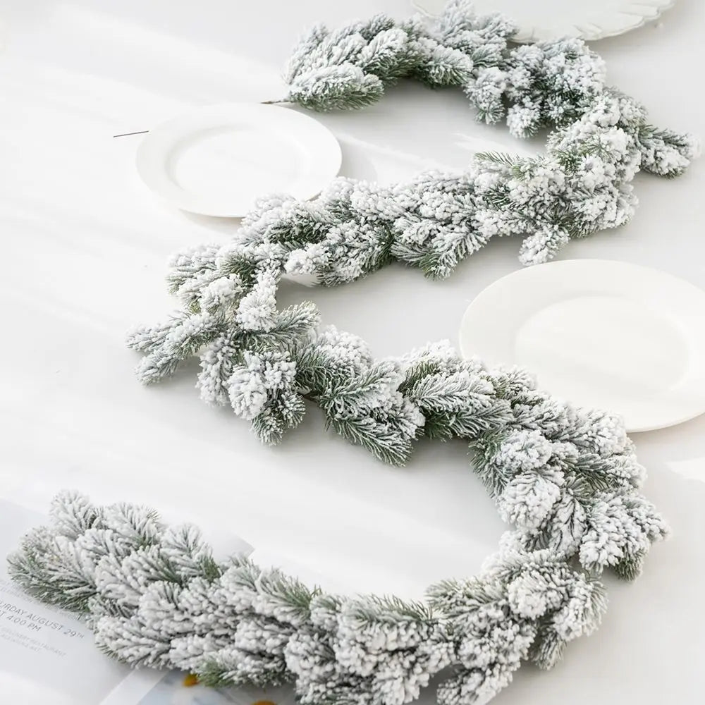 guirlande decorative noel vert neige branches feuillues vase panier osier festive rustique