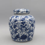 Le vase en porcelaine peint de motifs floraux bleus et blancs est un élément décoratif élégant et traditionnel.