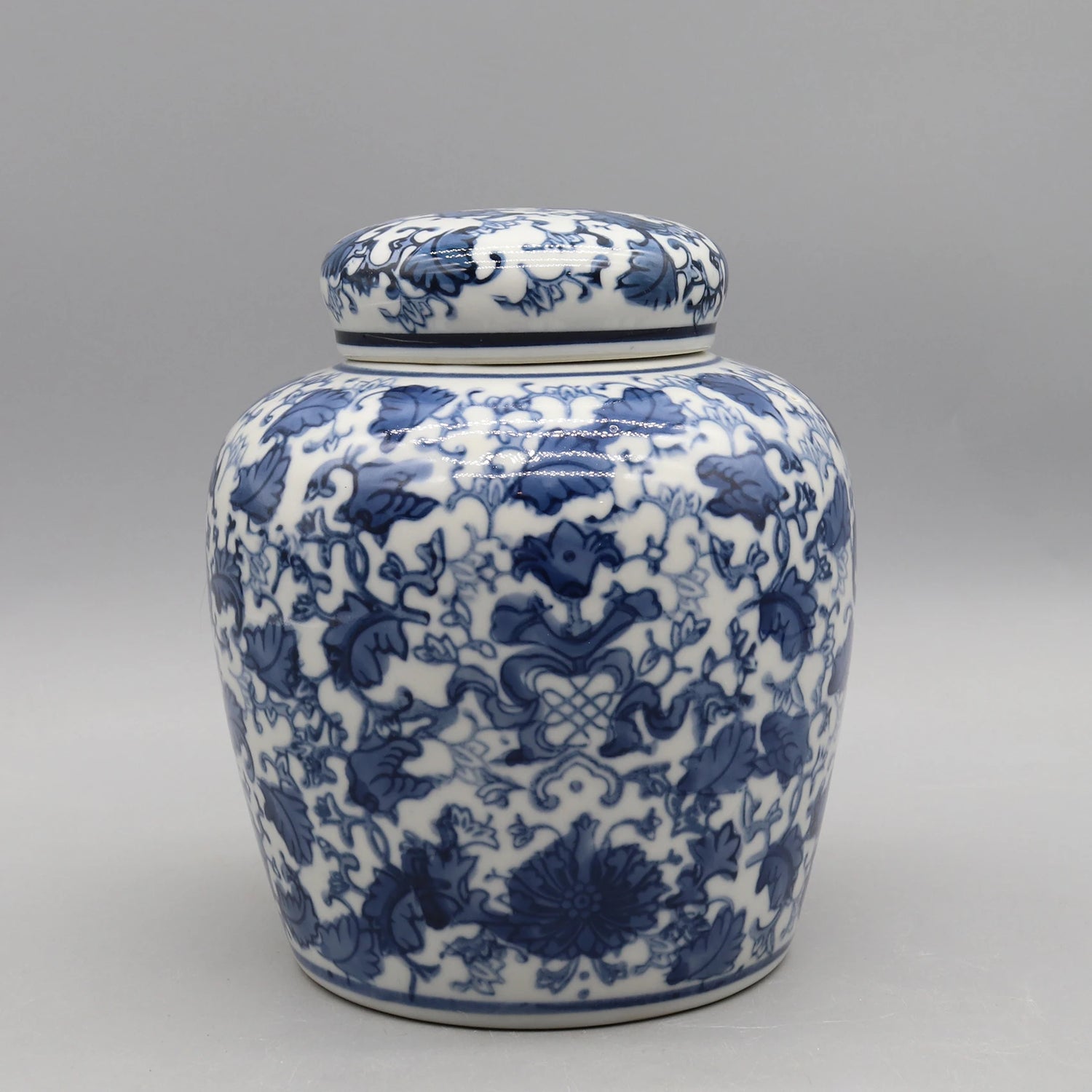 Le vase en porcelaine peint de motifs floraux bleus et blancs est un élément décoratif élégant et traditionnel.