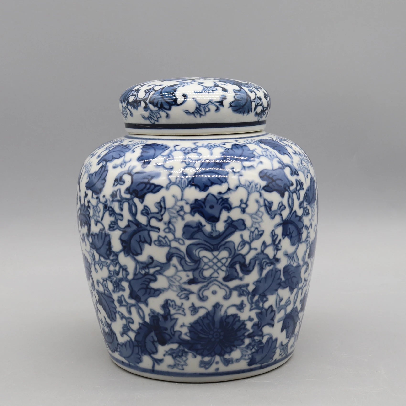 Le vase en porcelaine peint de motifs floraux bleus et blancs est un élément décoratif élégant et traditionnel.