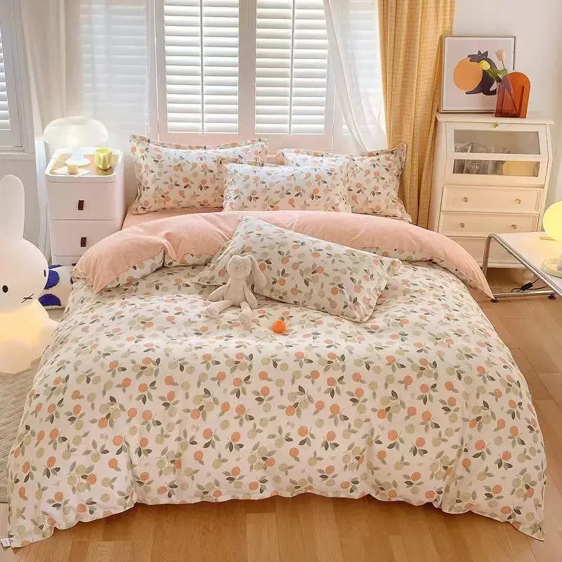 Housse de couette rose fraise dans une chambre de fille décorée