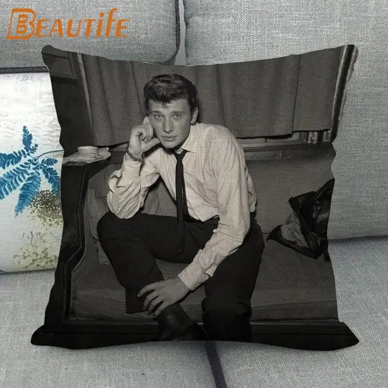 coussin carré moderne homme cheveux blond opacité noir bracelet cuir décoration chambre ornementalité universel