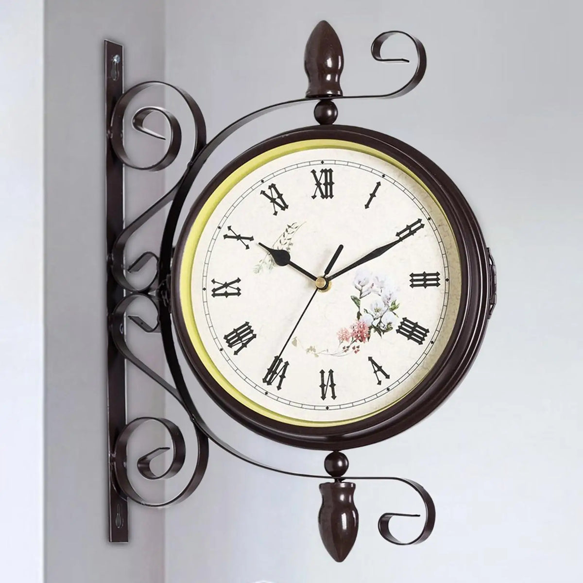 horloge murale double face vintage cadre marron cadran beige chiffres romains motif floral aiguilles