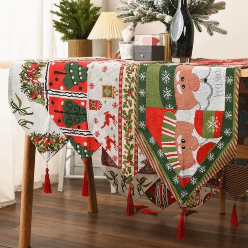 table noël chemin table motifs flocons rennes sapins tassel rouge vert festive decoration