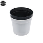 Cache-pot noir et blanc sur étagère