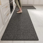 Tapis de couleur grise texturé dans un couloir de cuisine avec des pieds nus.