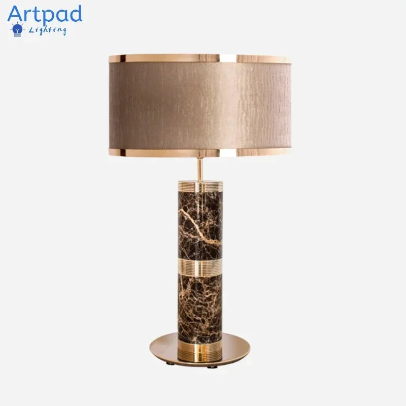 lampe table marbre noir veine blanche abat jour noir bordure dorée moderne chambre salon