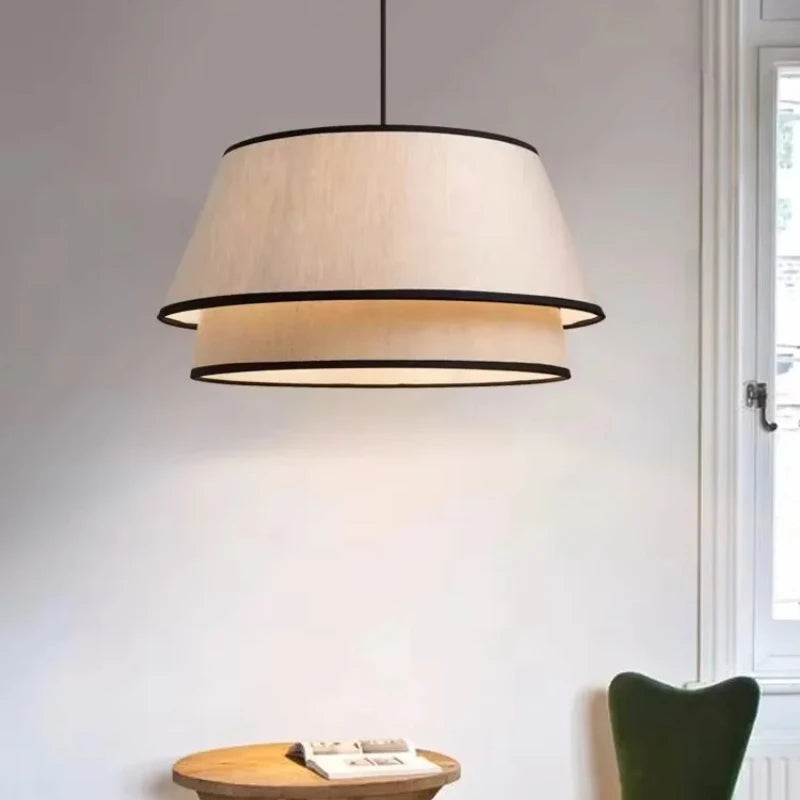 lampe suspendue moderne tissu fin beige clair noir minimaliste chambre salon