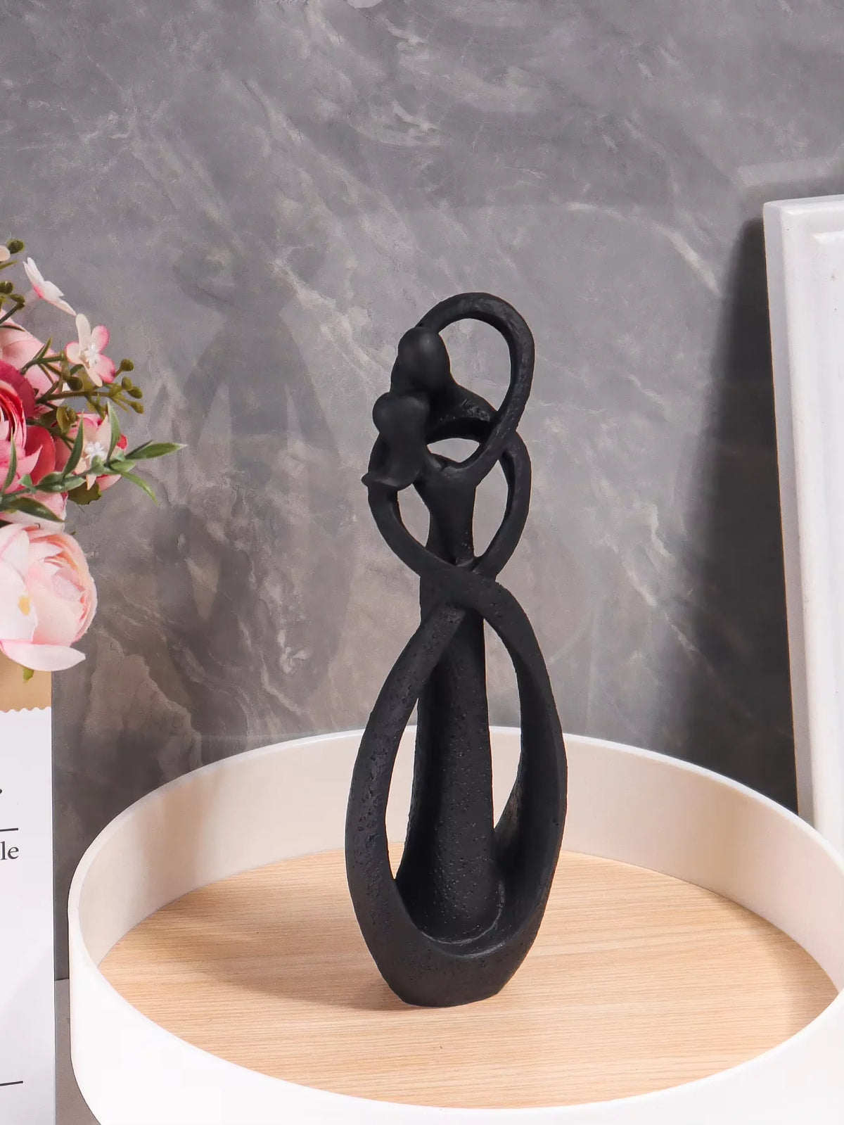 sculpture abstraite moderne couple étreinte résine beige noir gris texture granuleuse salon chambre coucher