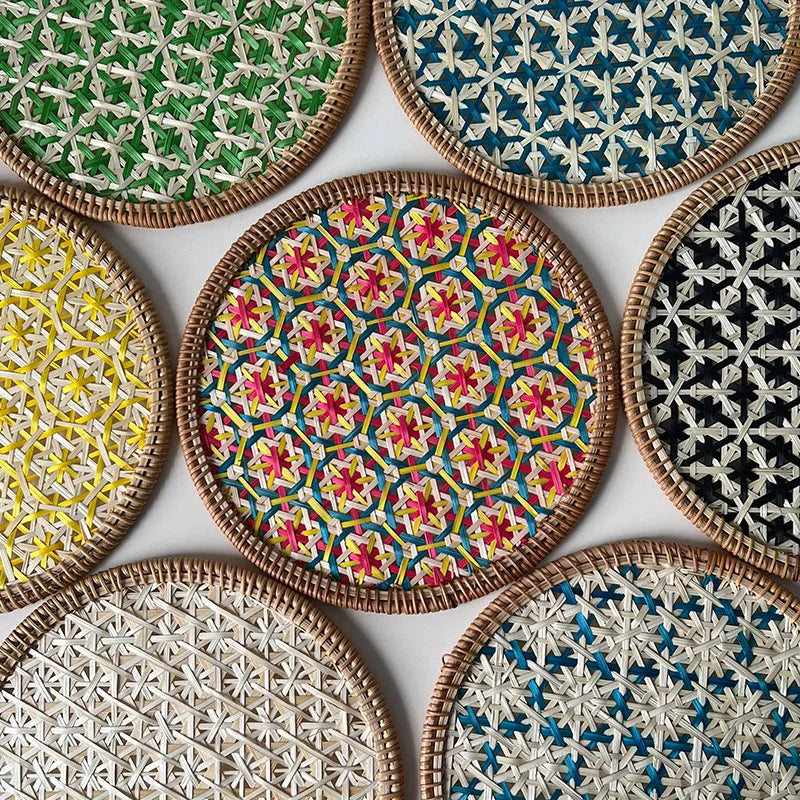 assiettes rondes décoratives tressées motifs géométriques bohèmes couleurs variées sous plats décoratifs