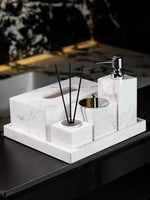 ensemble salle bain marbre blanc doré distributeur savon boîte mouchoirs diffuseur moderne