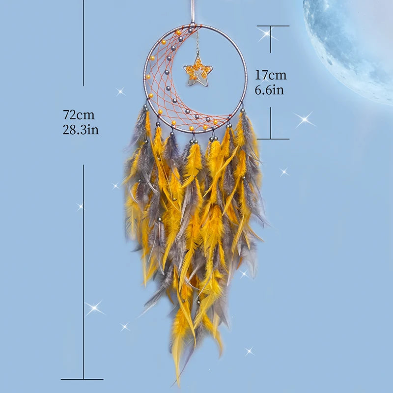Capteur de rêves doré et gris avec une étoile brillante, frangé de plumes jaunes et grises, suspendu dans un ciel bleu étoilé.