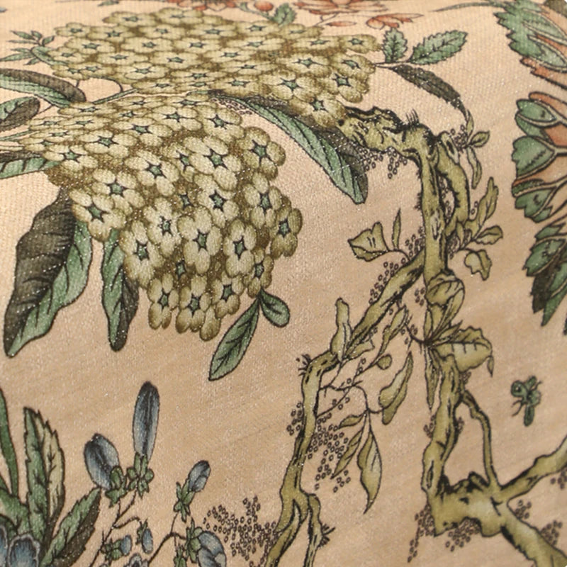 L'image représente un motif floral décoratif aux couleurs chaudes, composé de fleurs et de feuilles stylisées sur un fond beige.