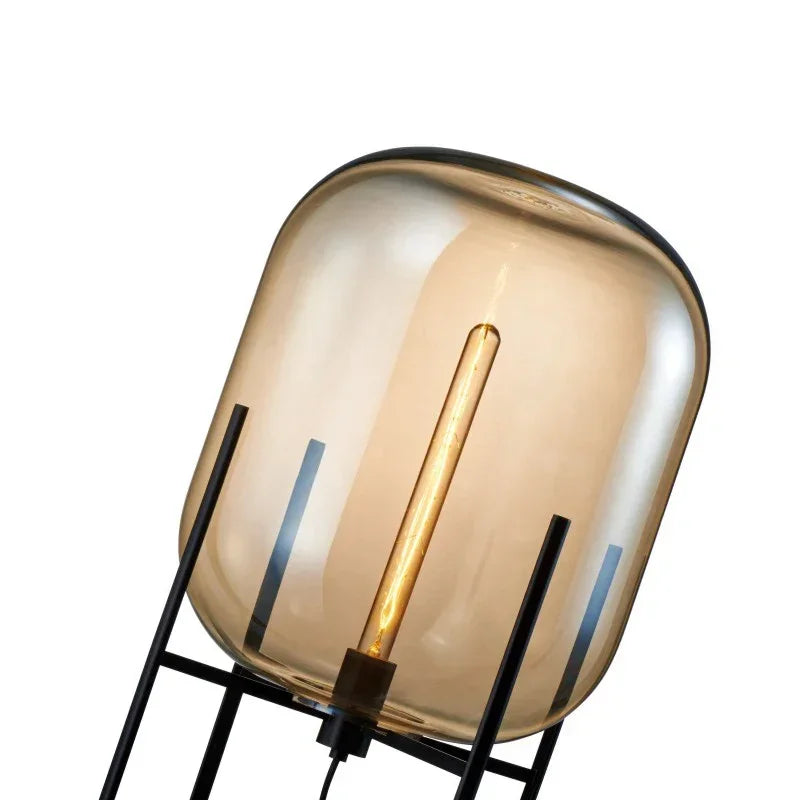Comparaison des tailles de lampadaire et lampe de table
