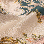 Motif floral et ornemental élégant sur un tissu brocart aux tons chauds, créant une texture luxueuse et sophistiquée.