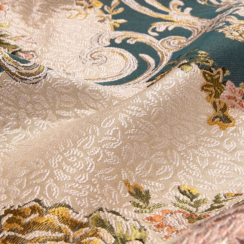 Motif floral et ornemental élégant sur un tissu brocart aux tons chauds, créant une texture luxueuse et sophistiquée.