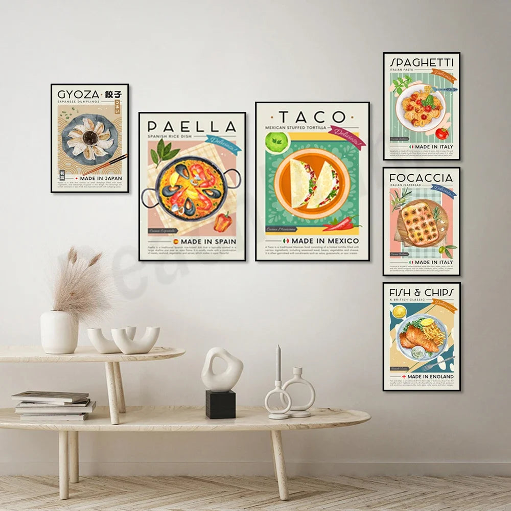 Des affiches colorées et stylisées de différents plats culinaires du monde, comme le gyoza japonais, la paella espagnole, le taco mexicain, le spaghetti italien et le focaccia italien, sont exposées sur un mur blanc au-dessus d'une table basse en bois avec des objets de décoration.