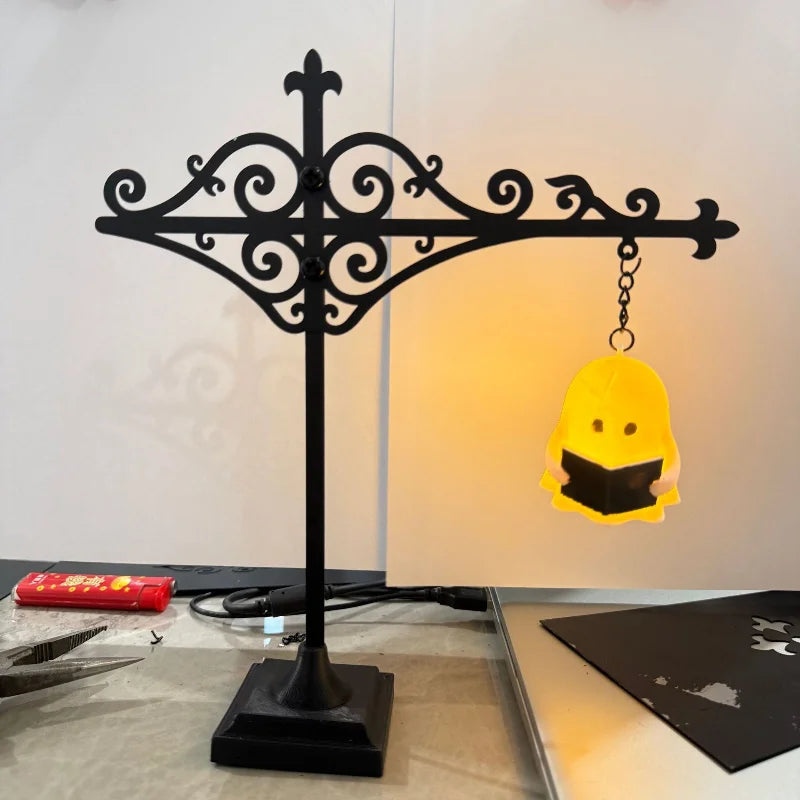 lanterne suspendue vintage ornements floraux métal ajouré lumière jaune éclairage bibliothèque gothique